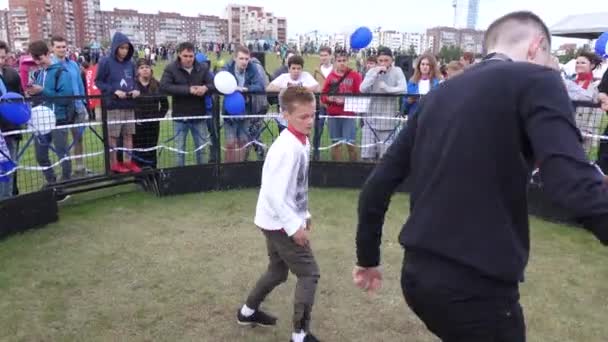 Minifootball en una pequeña área — Vídeo de stock