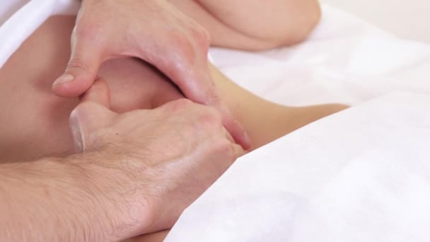 Massage van buik tot meisje — Stockvideo