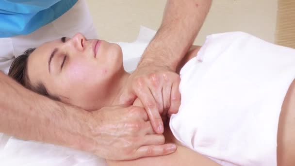 Massage axlar flicka — Stockvideo