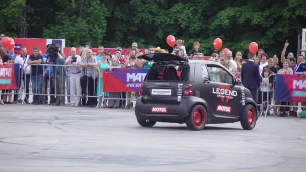 Stuntmen en automóvil — Vídeos de Stock