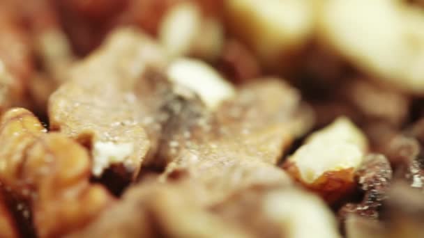 Nötter valnötter i bulk — Stockvideo