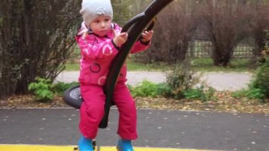 Kız çocuk üzerinde salıncak döndürme