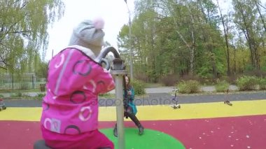 Kız çocuk üzerinde salıncak döndürme