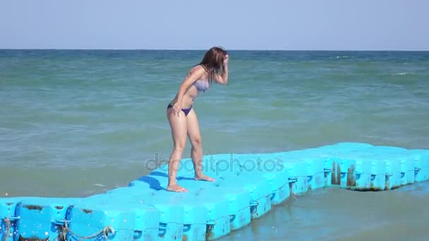 Schwimmende Plattform auf See — Stockvideo