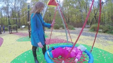 Kız çocuk üzerinde salıncak döndürme