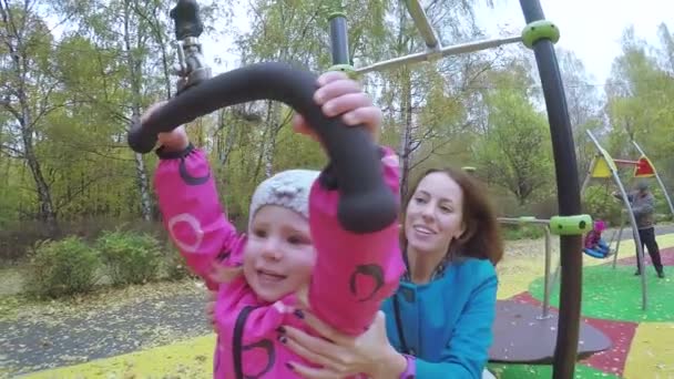 Mamá con niño en el campo de deportes — Vídeo de stock