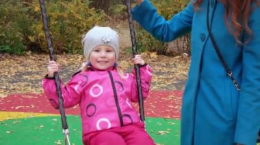 Kız bir salıncak anne tesisi