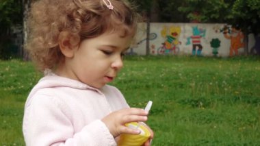 sabun köpüğü ile çocuk