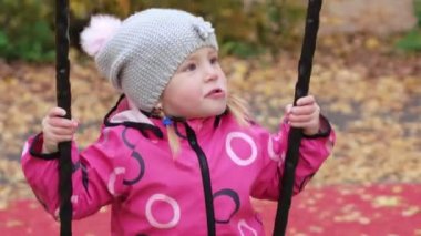 Kız bir salıncak anne tesisi