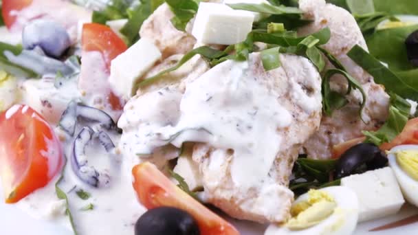 Geassorteerde salade op sla bladeren — Stockvideo