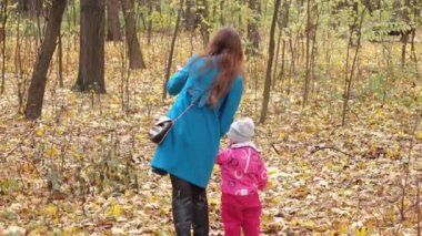 Kız çocuğu anne orman ile