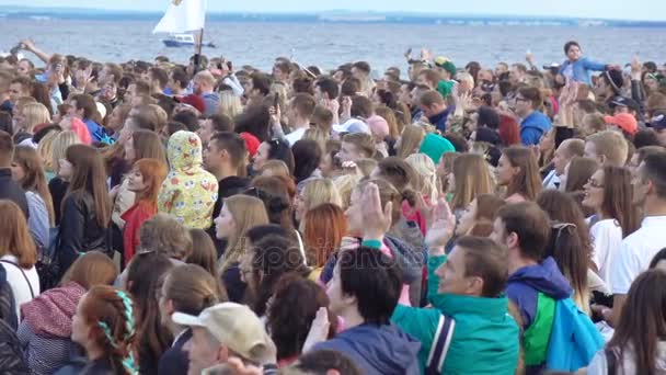 Espectadores em um concerto musical — Vídeo de Stock