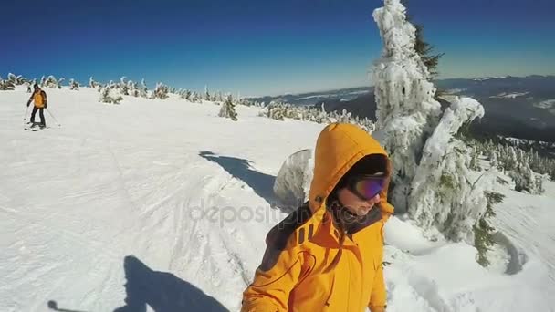 Pareja Descenso en esquís desde las montañas de nieve — Vídeos de Stock