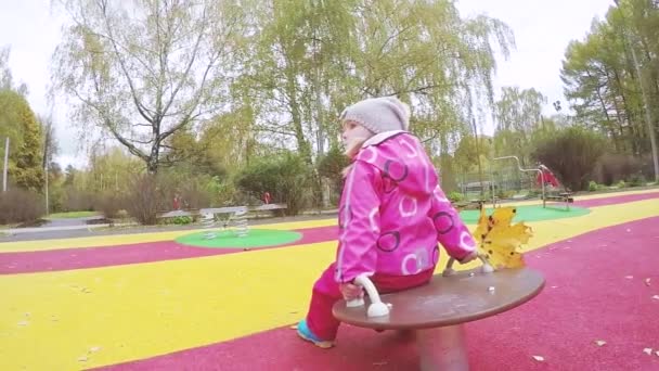 Dziecko dziewczynka na obracanie swing — Wideo stockowe