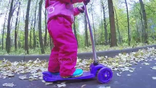 Moeder en meisje op scooter — Stockvideo