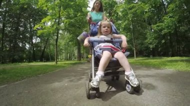 Anne ve kızı bebek arabasında.