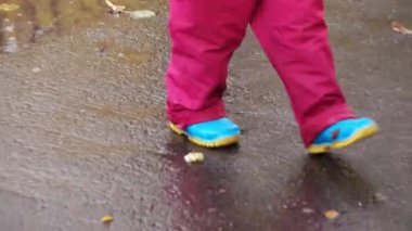 Kız çocuğu su birikintilerinde koşar