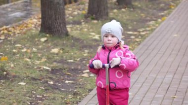 Anne ve kız motosiklete biniyor.