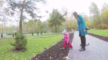 Kız çocuk Ladin dokunur