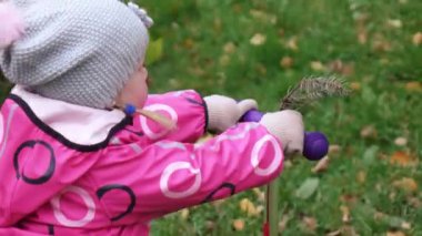 Anne ve kız motosiklete biniyor.