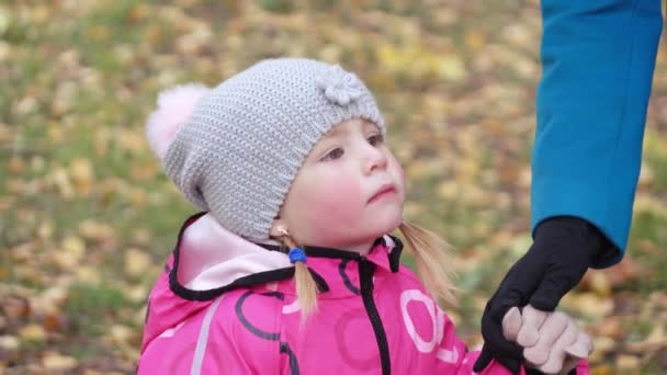 L'enfant rôde dans la nature 