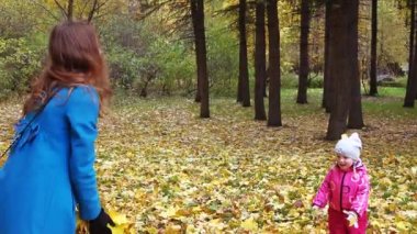 Sarı yapraklı küçük kız