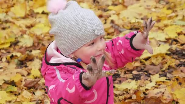 Niña con guantes sucios — Vídeos de Stock