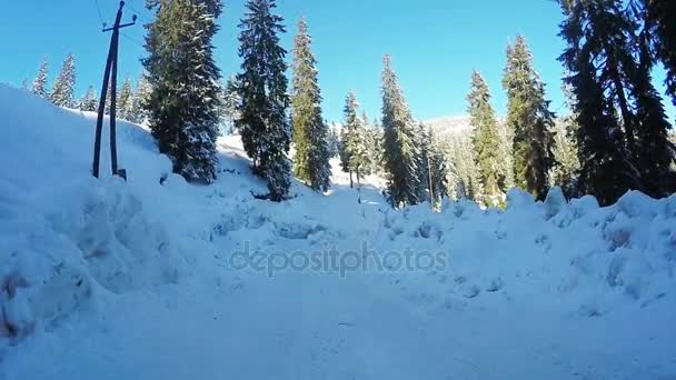 Estrada de inverno em montanhas — Vídeo de Stock