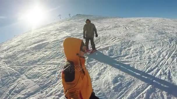 Par nedstigning på skidor från snö berg — Stockvideo