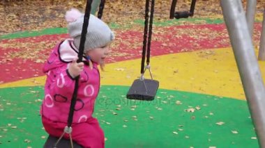 Kız bir salıncak anne tesisi