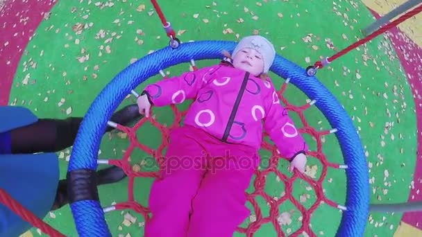 Dziecko dziewczynka na obracanie swing — Wideo stockowe