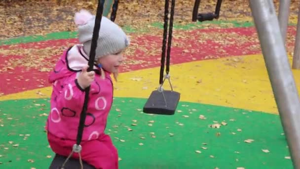 Flicka som rider på en swing mamma — Stockvideo