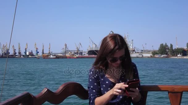 Dívka v Berdyansk přístavu — Stock video