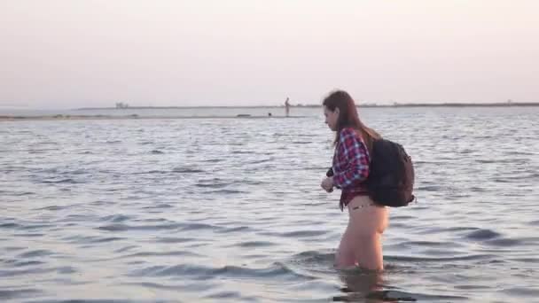 A lány a sekély tenger — Stock videók