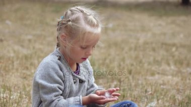 Kız çocuk kabarık tüy üfleme