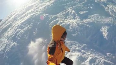 Kar dağlarından kayak yapan kadın.