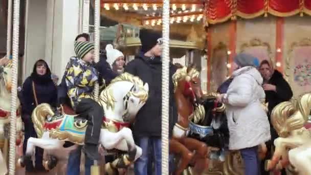 Fransk karusell på torget Manege — Stockvideo