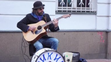 Arbat Caddesi'nde sokak müzisyeni