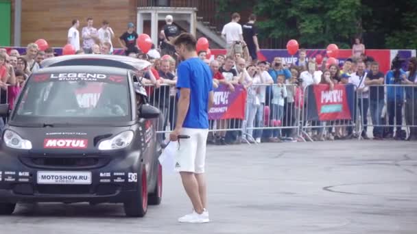 Stuntmen en automóvil — Vídeo de stock