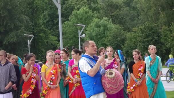 Singing and dancing of the Hare Krishnas — Stock Video