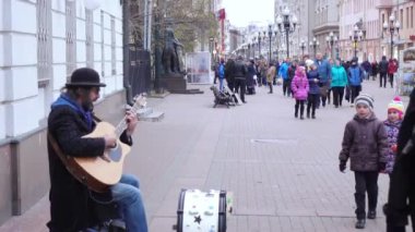 Arbat Caddesi'nde sokak müzisyeni