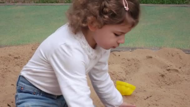 Meisje in de zandbak — Stockvideo