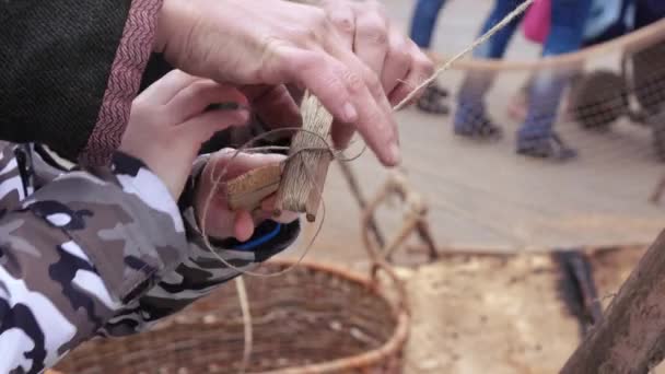 Weaving of the fishing net — Stock Video