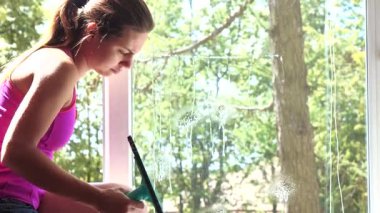 Evin pencereleri yıkama