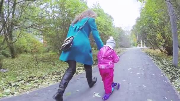 Mãe e menina na scooter — Vídeo de Stock