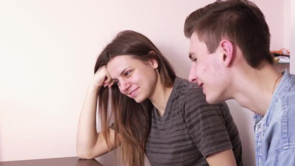 Couple talking on the internet — Stock Video