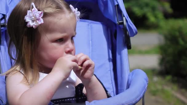 Dziecko dziewczynka jedzenie obwarzanek — Wideo stockowe