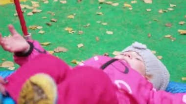 Kız çocuk üzerinde salıncak döndürme