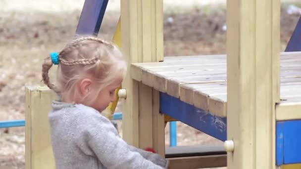 Kind auf Spielplatz — Stockvideo