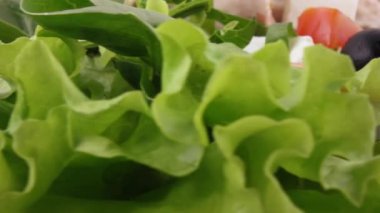 Karışık salata marul yaprakları üzerinde
